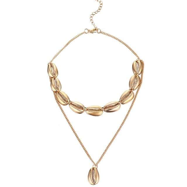 Collar De Conchas Pegados Al Cuello De Colgante De Cauri Dorado (Gargantilla)