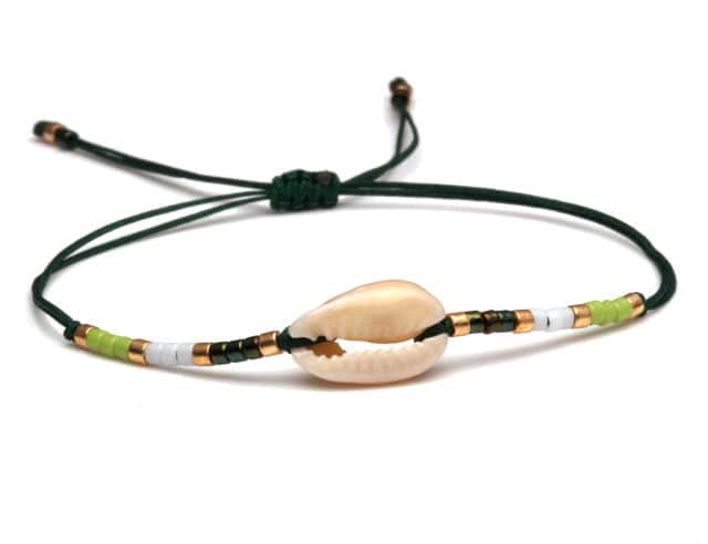 Pulsera Conchas Cauri Cordón Verde Oscuro